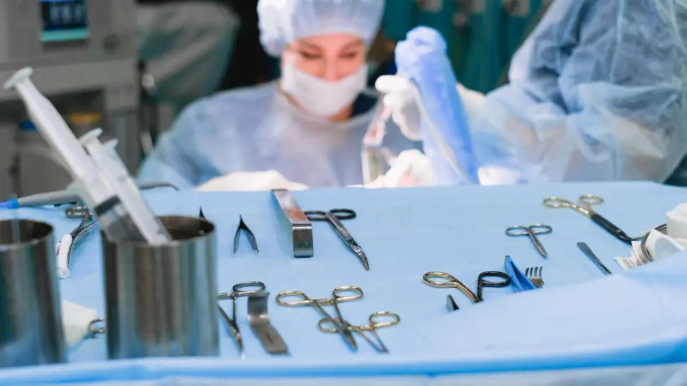 Chirurgien en intervention au bloc opératoire