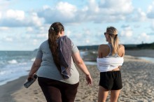 Deux femme qui font de la marche sur la plage