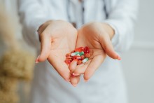 Médecin tenant des anticoagulants (antivitamines K) dans les mains