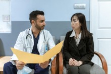 Un patient en consultation avec son médecin