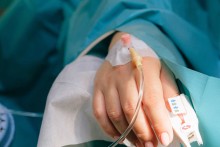 Personne hospitalisée sous perfusion