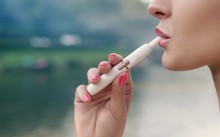 Une femme utilisant un dispositif de tabac à chauffer