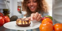 Une femme qui veux manger un donut