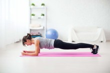 Jeune femme pratiquant une séance de gainage