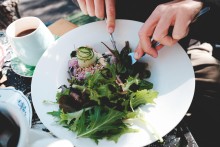 Personne qui mange de la salade