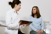 Jeune femme en consultation avec son médecin