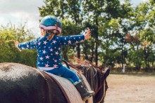 Un enfant en équilibre sur un cheval