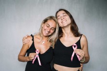 Deux femmes avec le ruban rose d'Octobre Rose