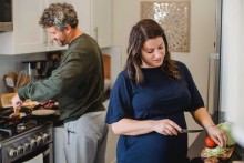 Couple préparant un repas dététique pour maigrir