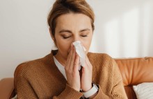 Femme qui se mouche le nez