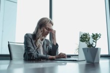 Jeune femme stressée au travail