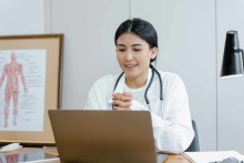 Docteur lors d'une téléconsultation médicale