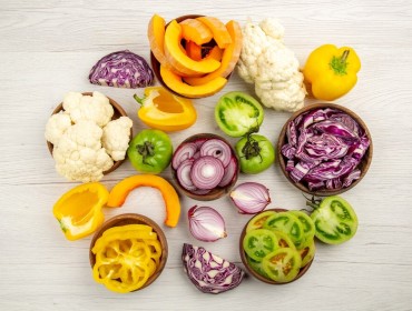 Les régimes végétariens et végétaliens : bénéfices et défis pour la gestion du poids 